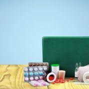 Erste Hilfe Box mit Verband und Tabletten Erste Hilfe Box mit Verband und Tabletten